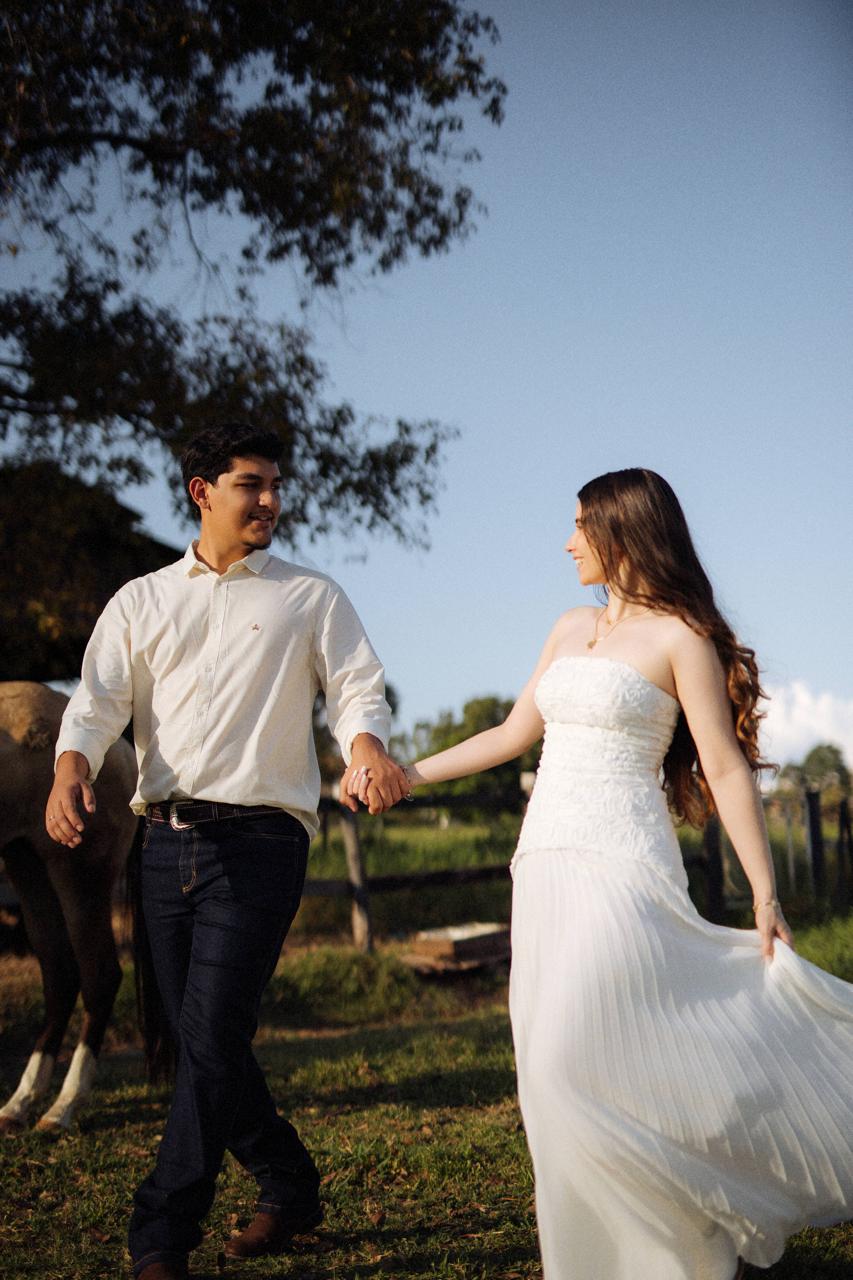 Yuri e Rafaela de mãos dadas no campo